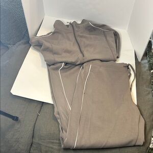 Women’s Large Taupe Two-Piece Sweat Set with White Piping.